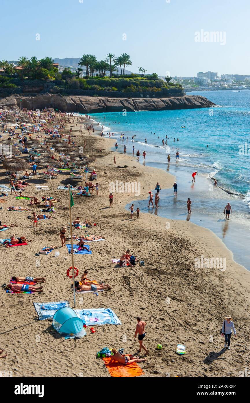 Île des Canaries TENERIFE, ESPAGNE - 27 DEC, 2019: Tourits marchant sur la promenade le long de Playa El Duque. C'est l'une des plages les plus populaires de Tenerife. Banque D'Images