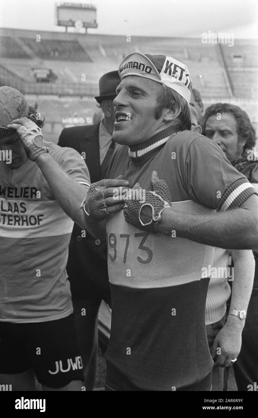 Stayers professionnels du championnat national au stade olympique numéro 36 Cees Tribe en maillot de championnat avec stimulateur cardiaque Stakenburg Date: 1 août 1973 mots clés: CHAMPIONSHELS, stades, cyclisme Nom personnel: Cees Trim Banque D'Images