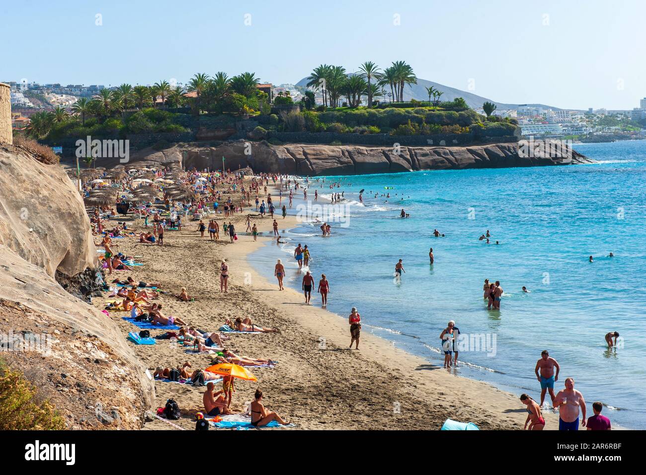 Île des Canaries Tenerife, Espagne - 27 déc, 2019 : Tourits sur Playa El Duque. C' l'une des plages les plus populaires de Tenerife. Banque D'Images
