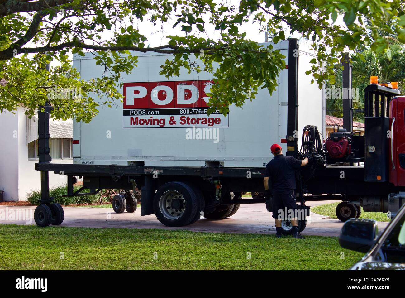 Miami,FL- 1/25/2020 PODS conteneur de stockage, allée livrée par camion,  pour utilisation par le client Photo Stock - Alamy