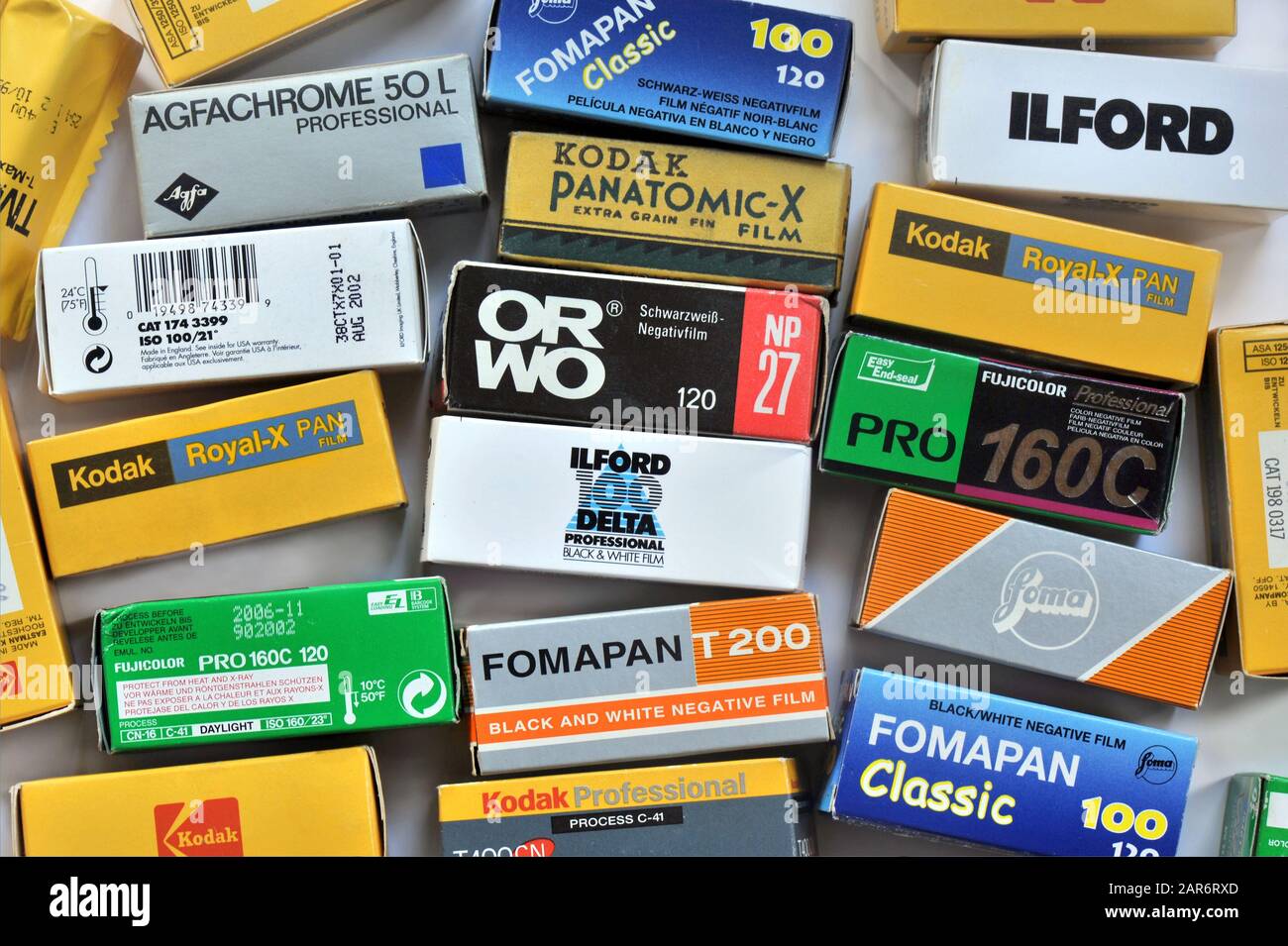 Collection de divers films négatifs vintage dans des boîtes, équipements pour caméras analogiques de format moyen Banque D'Images