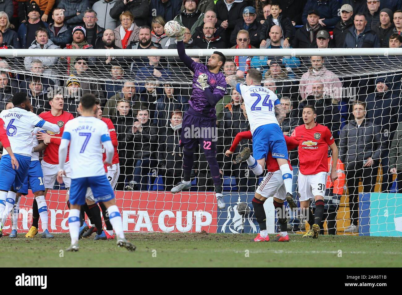 Birkenhead, Royaume-Uni. 26 janvier 2020. Le gardien de but Manchester United Sergio Romero pointe le ballon à l'écart. La coupe Emirates FA, 4ème match rond, Tranmere Rovers / Manchester Utd à Prenton Park, Birkenhead, Wirral le dimanche 26 janvier 2020. Cette image ne peut être utilisée qu'à des fins éditoriales. Utilisation éditoriale uniquement, licence requise pour une utilisation commerciale. Aucune utilisation dans les Paris, les jeux ou une seule édition de club/ligue/joueur.pic par Chris Stading/Andrew Orchard sports photographie/Alay Live News crédit: Andrew Orchard sports photographie/Alay Live News Banque D'Images