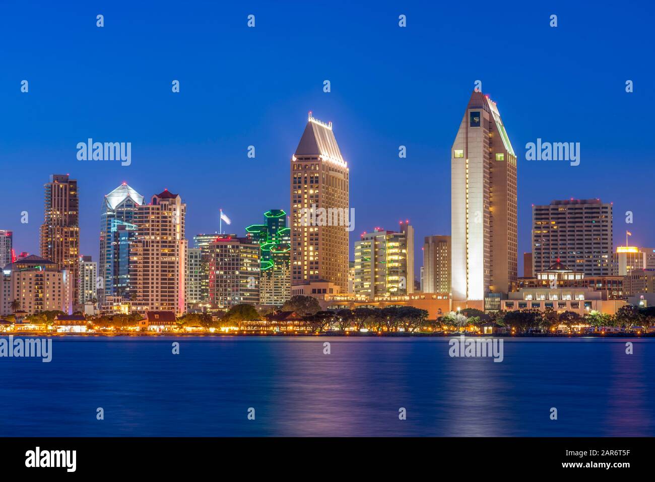 Port de San Diego et Skyline de San Diego la nuit. San Diego, Californie, États-Unis. Cette vue est de l'autre côté du port depuis la ville de Coronado, en Californie. Banque D'Images