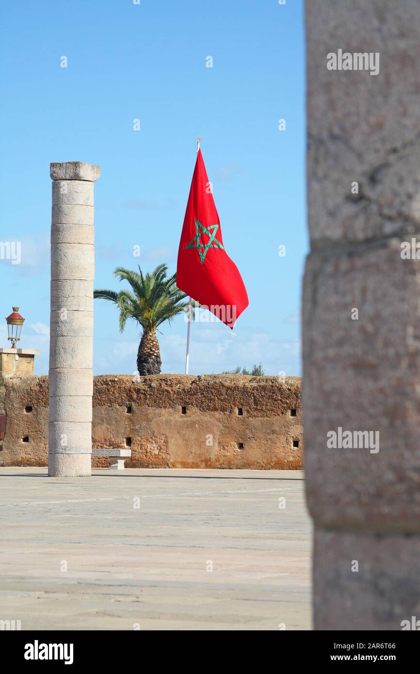 Drapeaux marocains volant près du mausolée de Mohammed V et de la Tour Hassan, Rabat, Maroc Banque D'Images