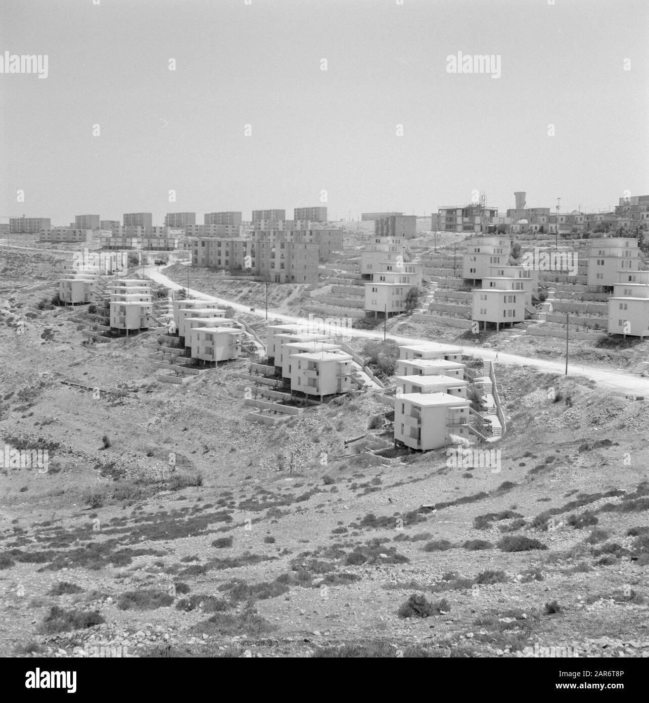 Israël: Nazareth nouvelle construction Nazareth. Nouvelle zone de construction avec terrasses sur la pente d'une colline avec des logements de différentes hauteurs et routes Date: 1 Janvier 1964 lieu: Galilée, Israël, Nazareth mots clés: Immeubles d'appartements, collines, logement, colonies, nouvelle construction, urbanisme, terrasses, zones résidentielles Banque D'Images