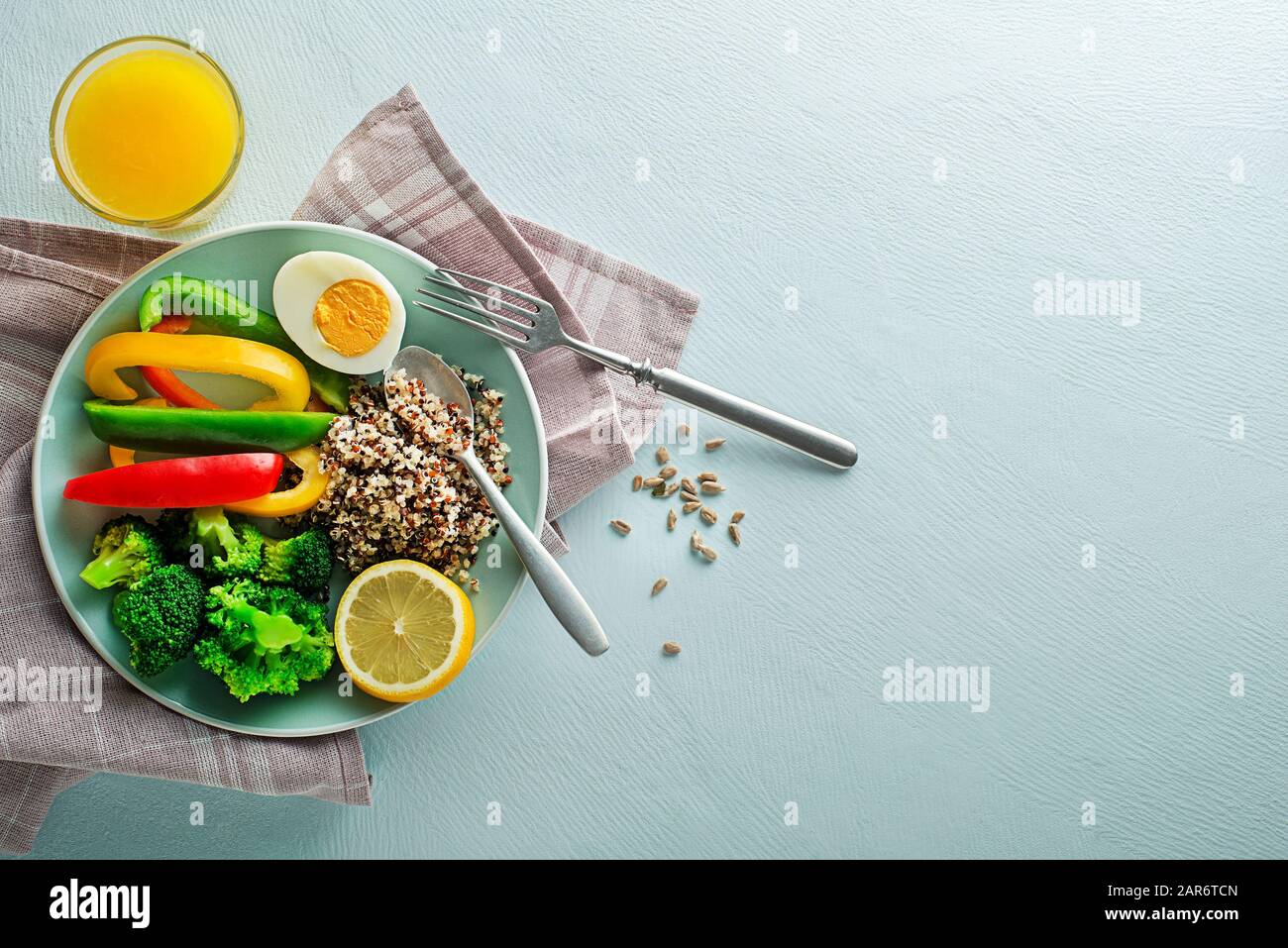 Repas de salade sain avec quinoa, oeuf et légumes de la réash mélangés sur fond bleu vue de dessus. Alimentation et santé. Concept de repas sain Banque D'Images
