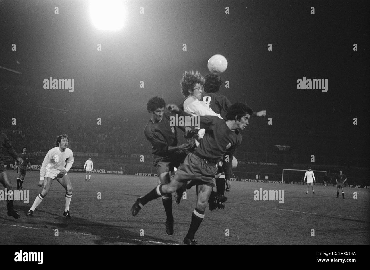 Pays-Bas contre Espagne, Rooster dans le gel entre trois défenseurs espagnols Date: 2 mai 1973 mots clés: Sport, football Nom De La Personne: Rooster Banque D'Images