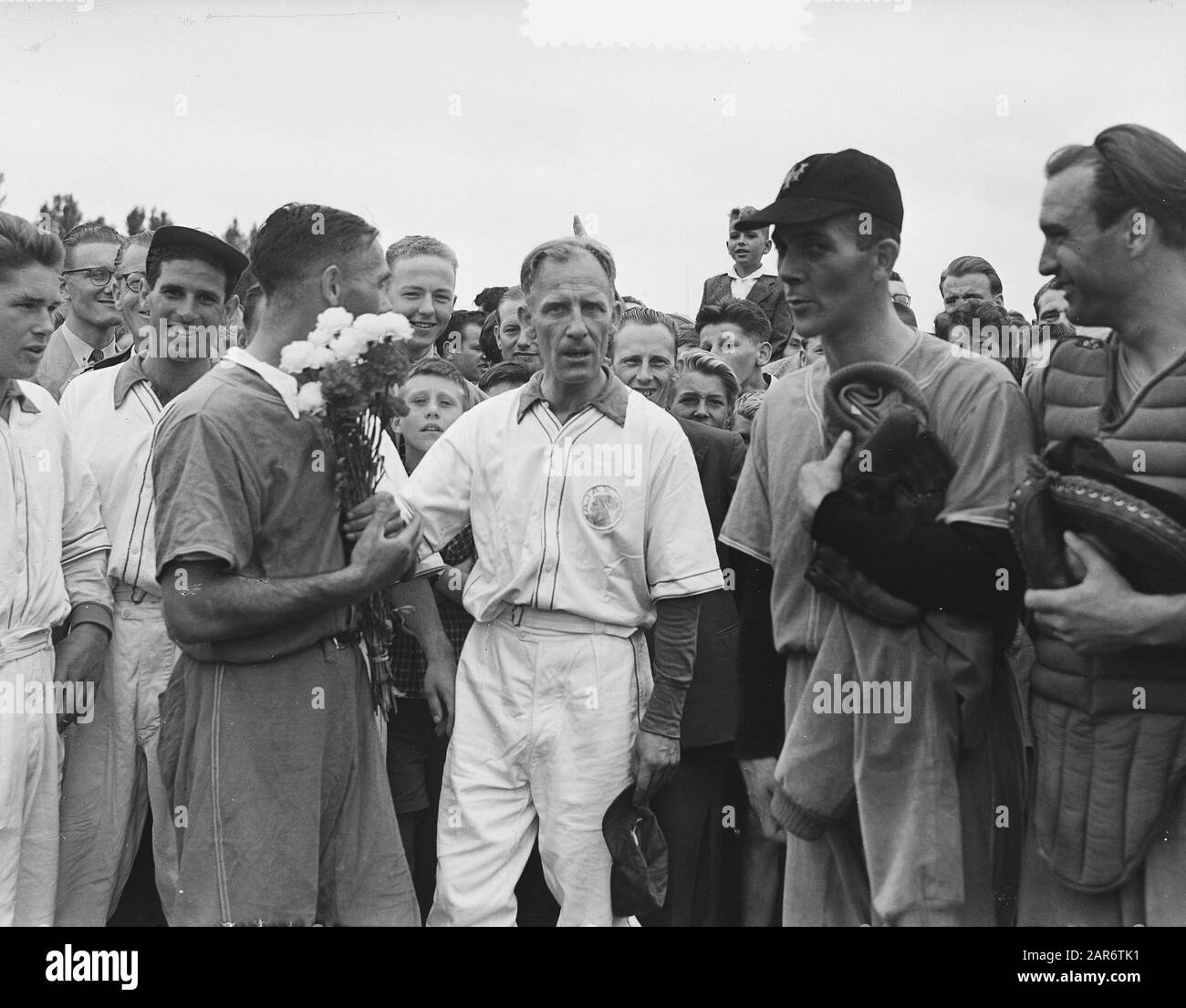 OVVO champion de baseball première classe, droite Hennie Urbanu Th. Van de Walle Date : 31 juillet 1955 mots clés : balles de base Nom personnel : Hennie Urbanus Banque D'Images