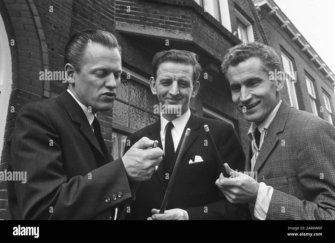 Championnat néerlandais 47/1 à Noordwijk (billard) v.l.n.n. Vultink, By Nijntten, Wines Date: 28 Février 1969 Lieu: Noordwijk Mots Clés: Billard Nom Personnel: Nijntten, Bert Van, Vultink, Hans, Wines, Tini Banque D'Images