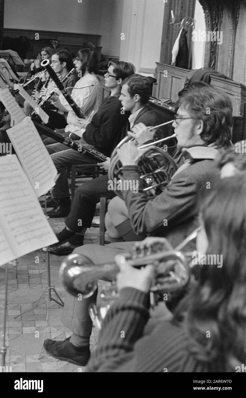L'Orchestre des étudiants néerlandais répète dans l'église Ruine de Mons. Numéro 24 Conductor Jan Brussen, Numéros 25.26 Aperçu Date : 5 Janvier 1970 Lieu : Bergen Mots Clés : Églises, Orchestres Banque D'Images
