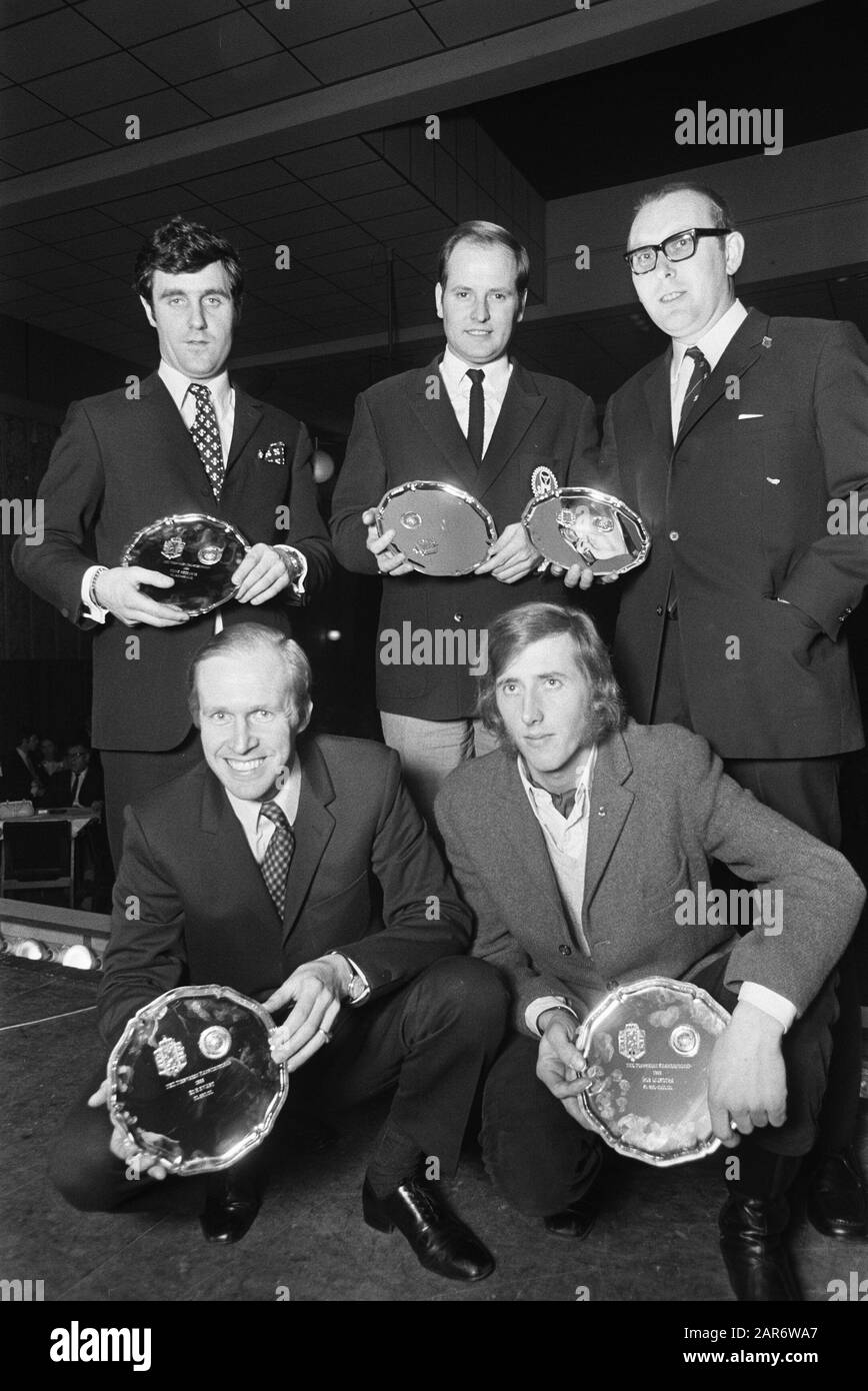 Dutch Motorsport Association honore les gagnants des championnats nationaux de voitures de tourisme 1969 Le gagnant du prix Zwart, Dijkstra, Hezemans, Oskamp et Date: 11 décembre 1969 mots clés: Gagnants Banque D'Images