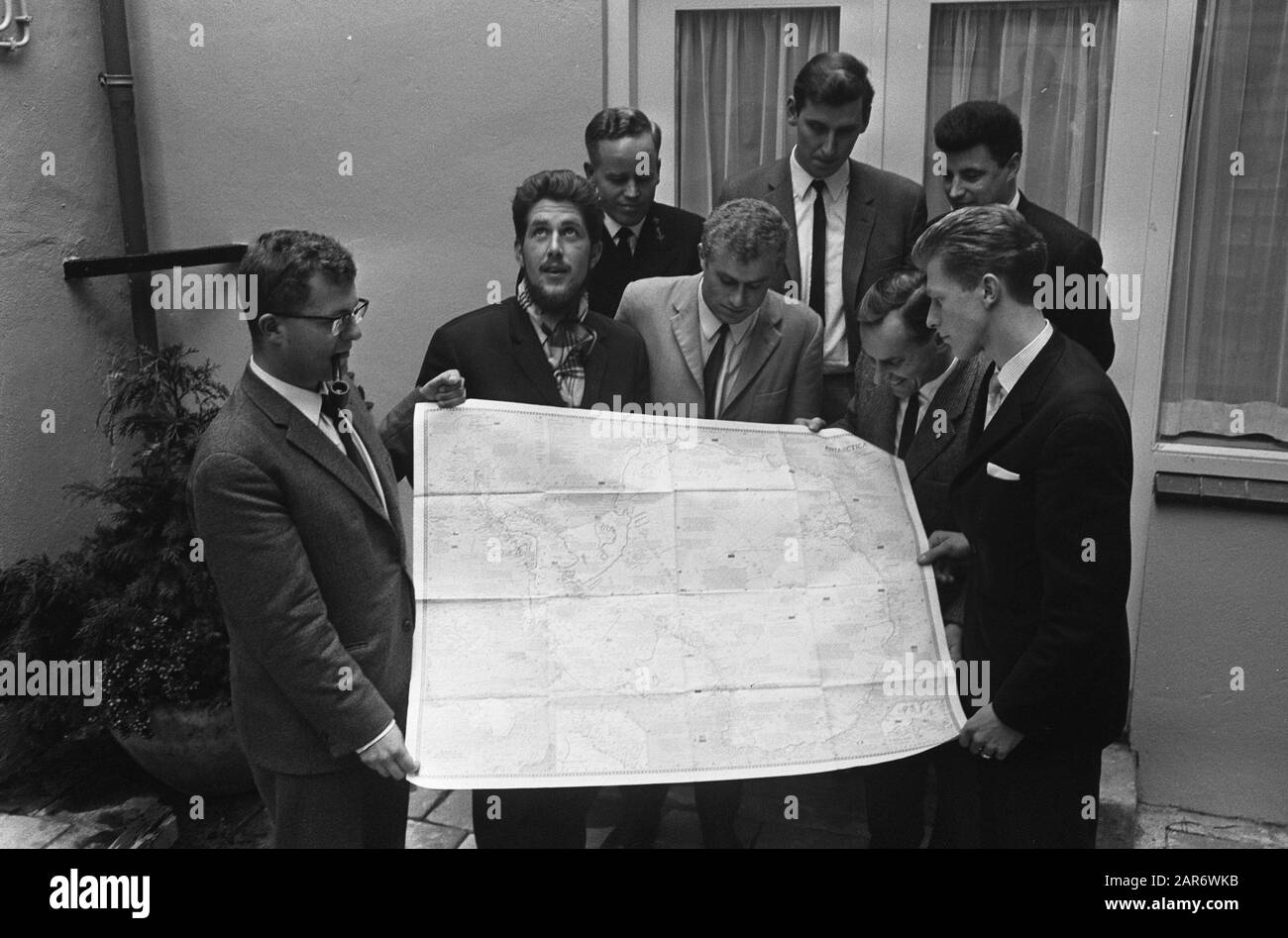 Les participants à une expédition belge-néerlandaise prévue au pôle Sud (qui permettra de racheter un autre groupe de Belges et de Néerlandais, y ont des membres de l'expédition néerlandaise pendant la présentation à la presse au Centre de presse Nieuwpoort à la Haye. Autour de la carte de l'Antarctique, première rangée de: IR A.J. Meerburg, C. Kraan, C. Stelling, C.W. van Vliet, J.E. ten Bosch qui restent tous loin pendant un an. Au dos du Lieutenant-ter-Zee 1ère classe A. van Grondele, ir. P.m. Buis, ir. J.A. v. d. Salm qui ne se tiendra que cet été Date: 22 novembre 1965 lieu: La Haye, Zuid-Holland mots clés: Expéditions, groupe Banque D'Images