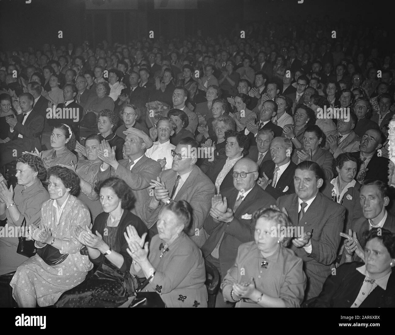 Réception Johnny Jordaan, organisé par le magasin de disques gramophone "Le Draaitafel" du Lindengracht dans le contexte du Festival Jordaan Date: 15 septembre 1955 lieu: Amsterdam mots clés : musique Banque D'Images