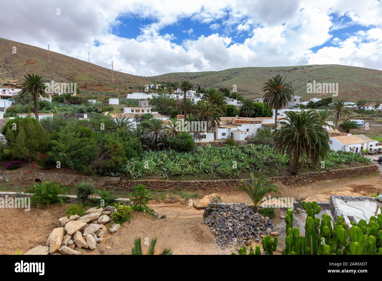 Vue sur Betancuria sur l'île de Fuerteventura, Espagne avec des maisons blanches, des palmiers et des cactus Banque D'Images