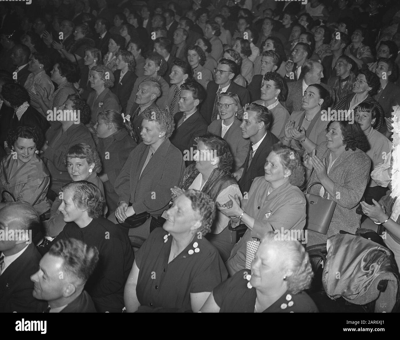 Réception Johnny Jordaan, organisé par le magasin de disques gramophone "Le Draaitafel" du Lindengracht dans le contexte du Festival Jordaan Date: 15 septembre 1955 lieu: Amsterdam mots clés : musique Banque D'Images