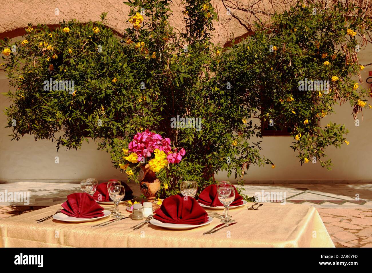 Table couverte avec fleurs sur le patio de l'hôtel Diar Matmata Banque D'Images