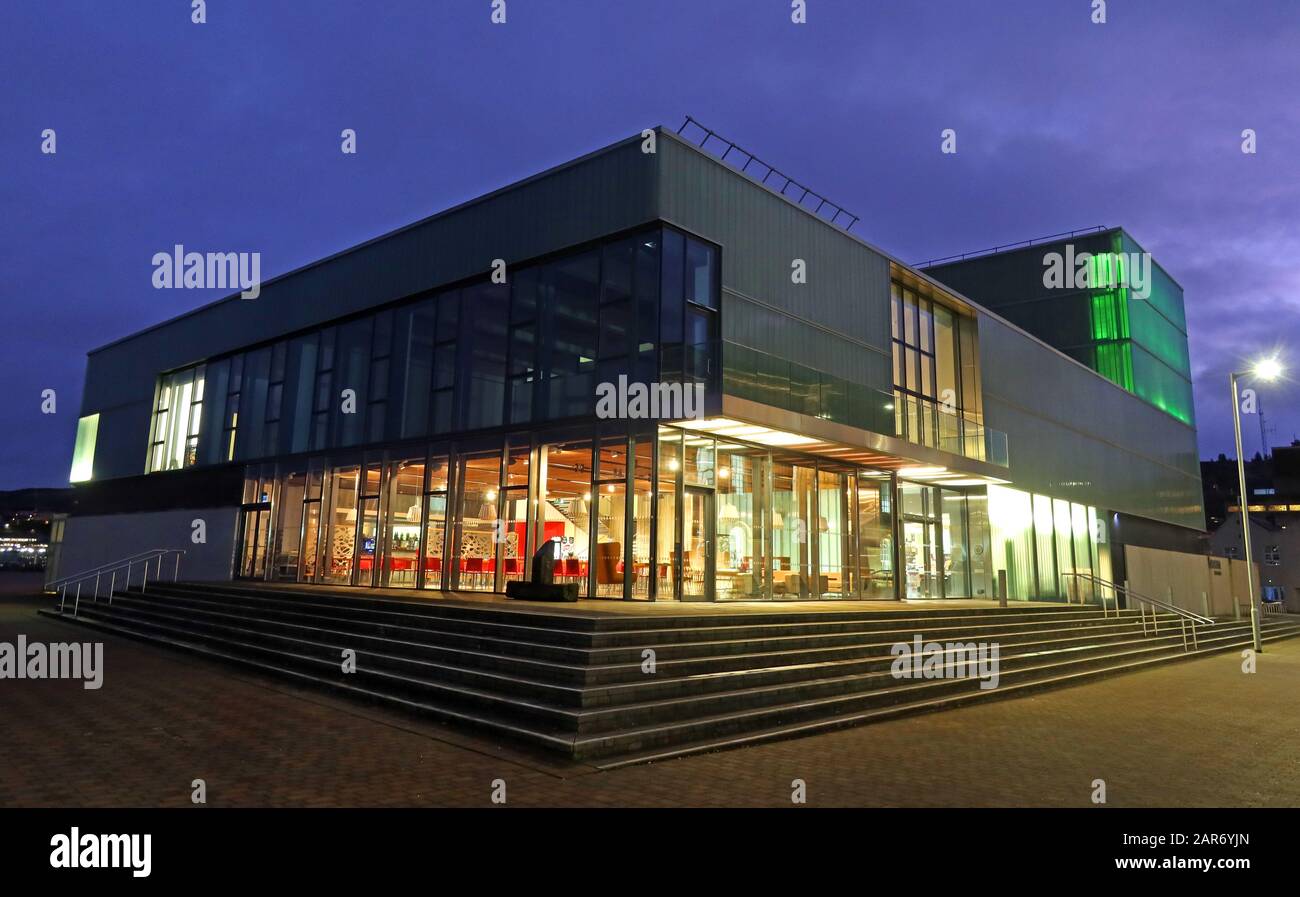 Beacon Arts Center, Greenock's Custom House Quay, Inverclyde, Écosse, Royaume-Uni la nuit, ouvert en 2013, théâtre, suite de galerie multifonction Banque D'Images