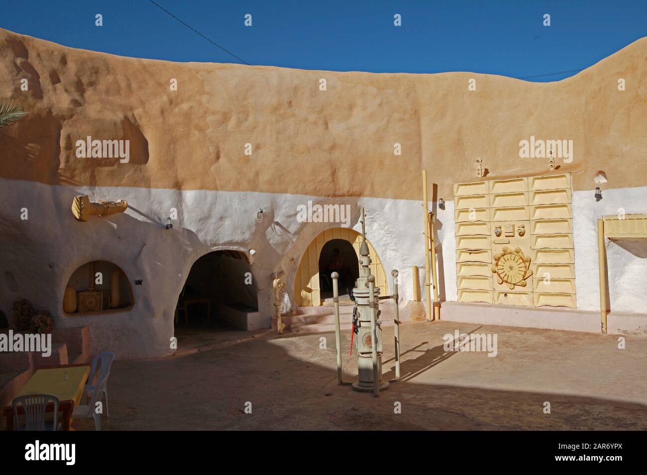 Patio et murs d'un hôtel souterrain Sidi Idriss à Matmata, en Tunisie, où une partie du film Star Wars a été filmée. Banque D'Images