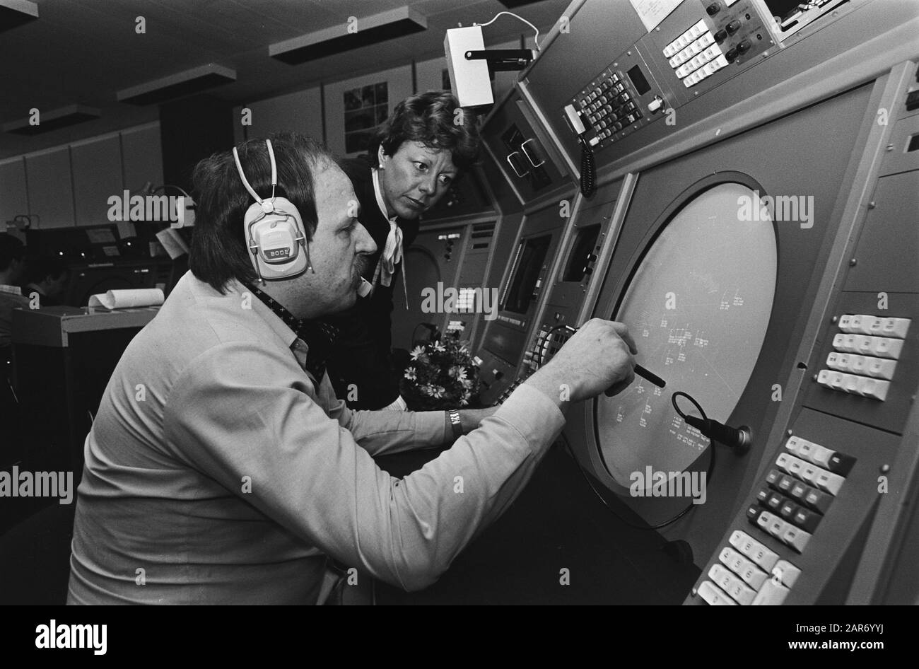 Nouveau système de contrôle du trafic SARP-2 officiellement mis en service par Smit-Kroes (V & W) à Rijksluchtvaartdienst Date : 24 mars 1981 mots clés : Services nationaux de navigation aérienne, mise en service Banque D'Images