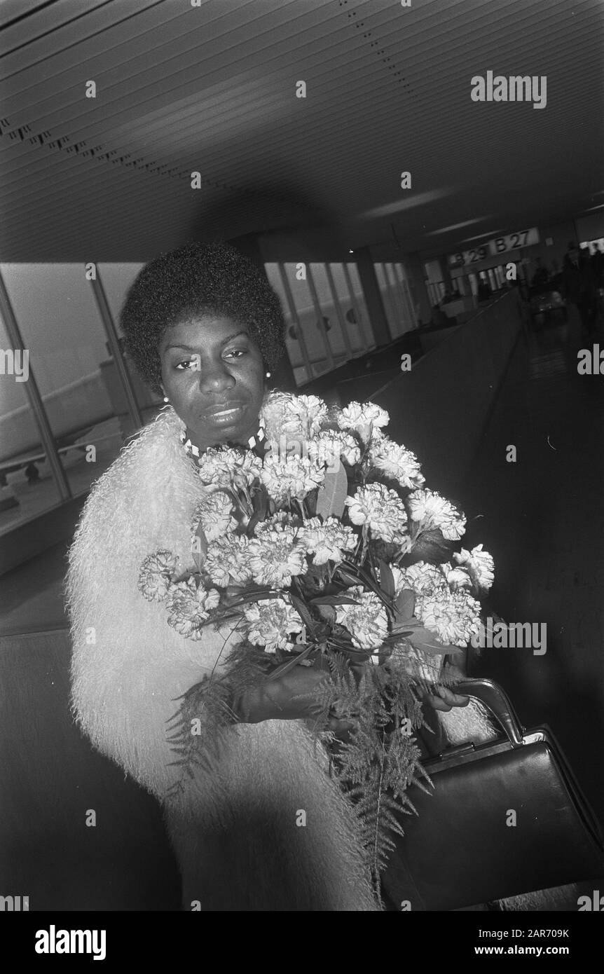 Nina Simone À Schiphol Date : 14 Mars 1969 Lieu : Noord-Holland, Schiphol Mots Clés : Fleurs, Chanteurs Nom Personnel : Simone, Nina Banque D'Images