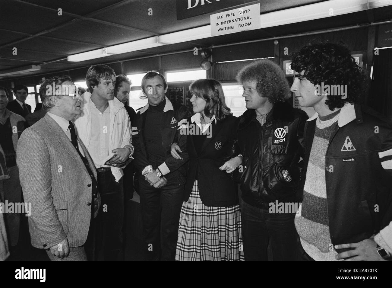 Club de football St Etienne arrive à l'aéroport de Welschap pour le match de football dans le cadre de la coupe d'Europe contre PSV entre autres Johnny Rep, gardien de but Ivan Curkovic, entraîneur Herbin et Rocheteau Date: 23 octobre 1979 lieu: Aéroport d'Eindhoven mots clés: Sports, entraîneurs, football, joueurs de football Nom personnel: REP, Johnny Banque D'Images