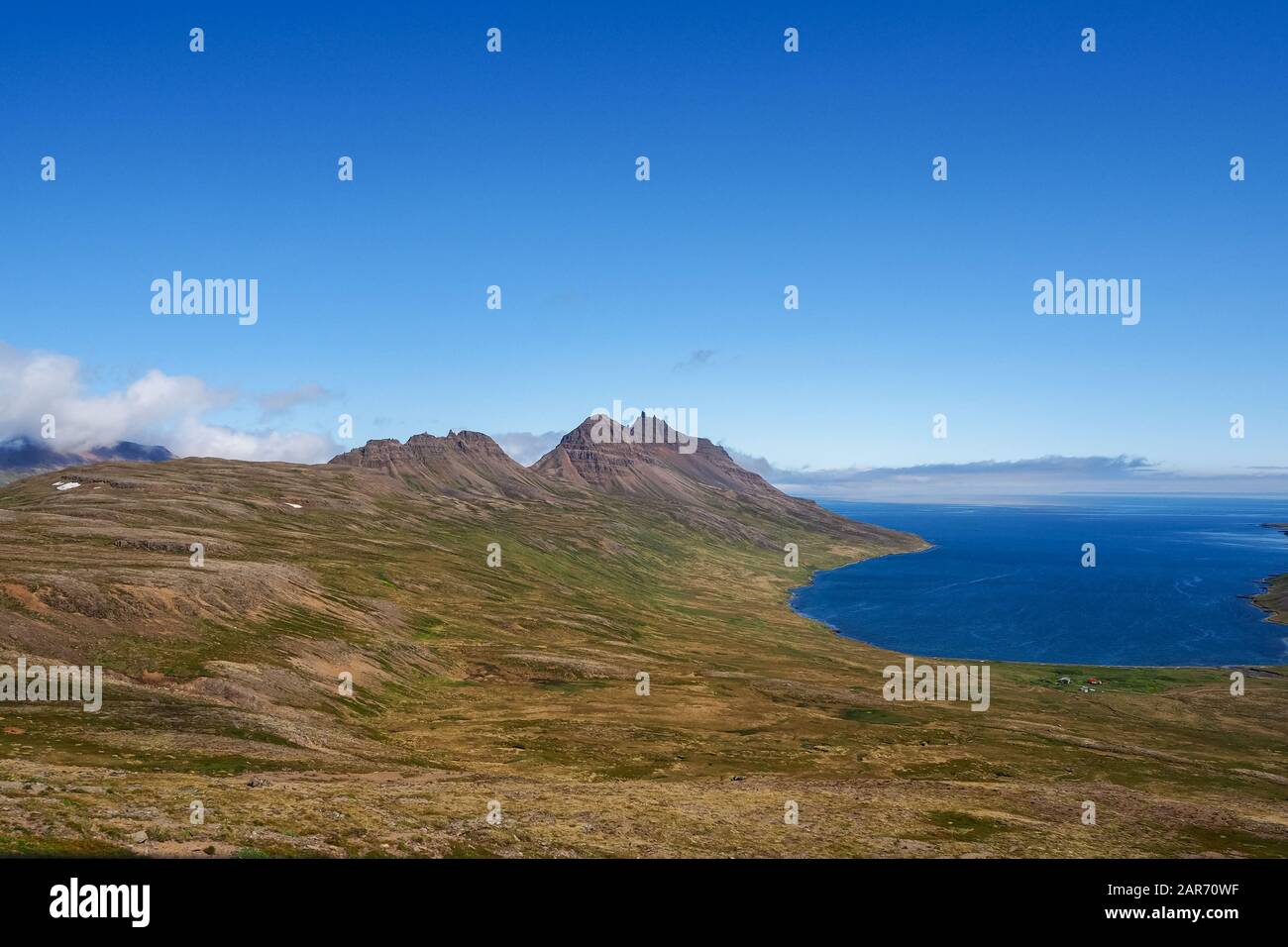 Paysage de montagne et de fjord près de Drangsnes dans les Westjords d'Islande Banque D'Images