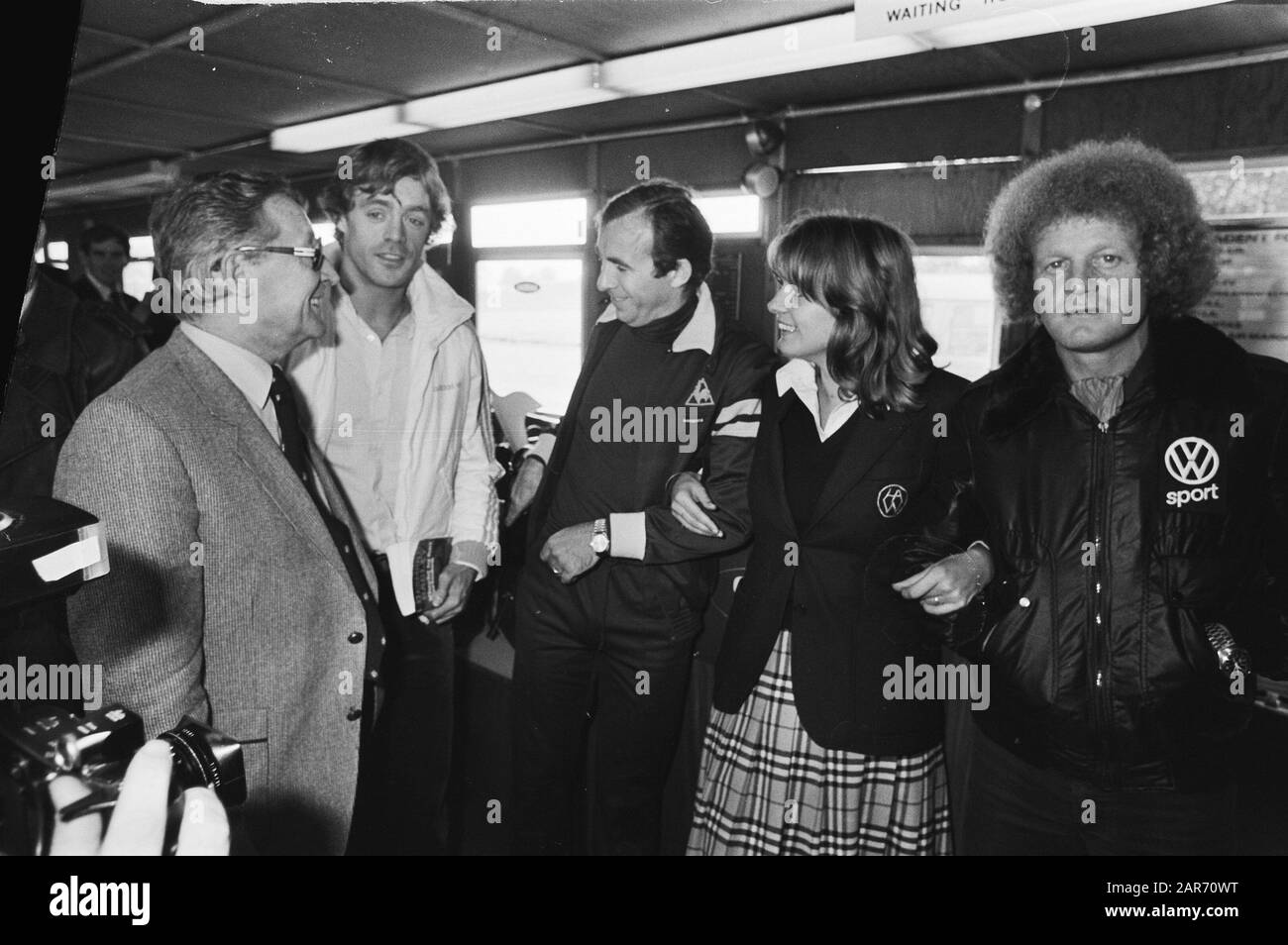Club de football St Etienne arrive à l'aéroport de Welschap pour le match de football dans le cadre de la coupe d'Europe contre PSV entre autres choses Johnny Rep, gardien de but Ivan Curkovic, entraîneur Herbin Date: 23 octobre 1979 lieu: Aéroport d'Eindhoven mots clés: Sport, entraîneurs, football, footballeurs Nom personnel: Rép, Johnny Banque D'Images