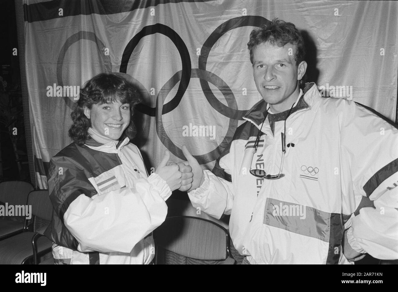 Équipe de patinage olympique présentée à Amsterdam; Yvonne van Gennip et Leo visser Date: 28 janvier 1988 lieu: Amsterdam, Noord-Holland mots clés: Patineurs Nom personnel: Gennip, Yvonne van, Fisherman, Leo Banque D'Images
