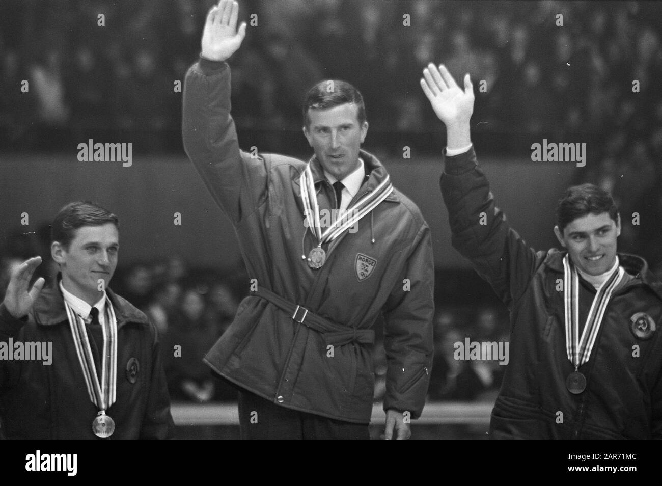 Biathlon Aux Jeux Olympiques D'Hiver De 1968 20 Kmрусский Pour Hommes : Les États-Unis, Les États-Unis, Les États-Unis, Les États-Unis Et Les États-Unis. Images: Александр Тихонов (Серебро), Магнар Сольберг (Золото), Владимир Гундарцев (Бронза) : Collection De Photos Anefo Reporo Tage/Série: Jeux Olympiques Grenoble, Cérémonie Protocolaire Date: 14 Février 1968 Lieu: Grenoble Mots Clés: Cérémonies, Sports Banque D'Images