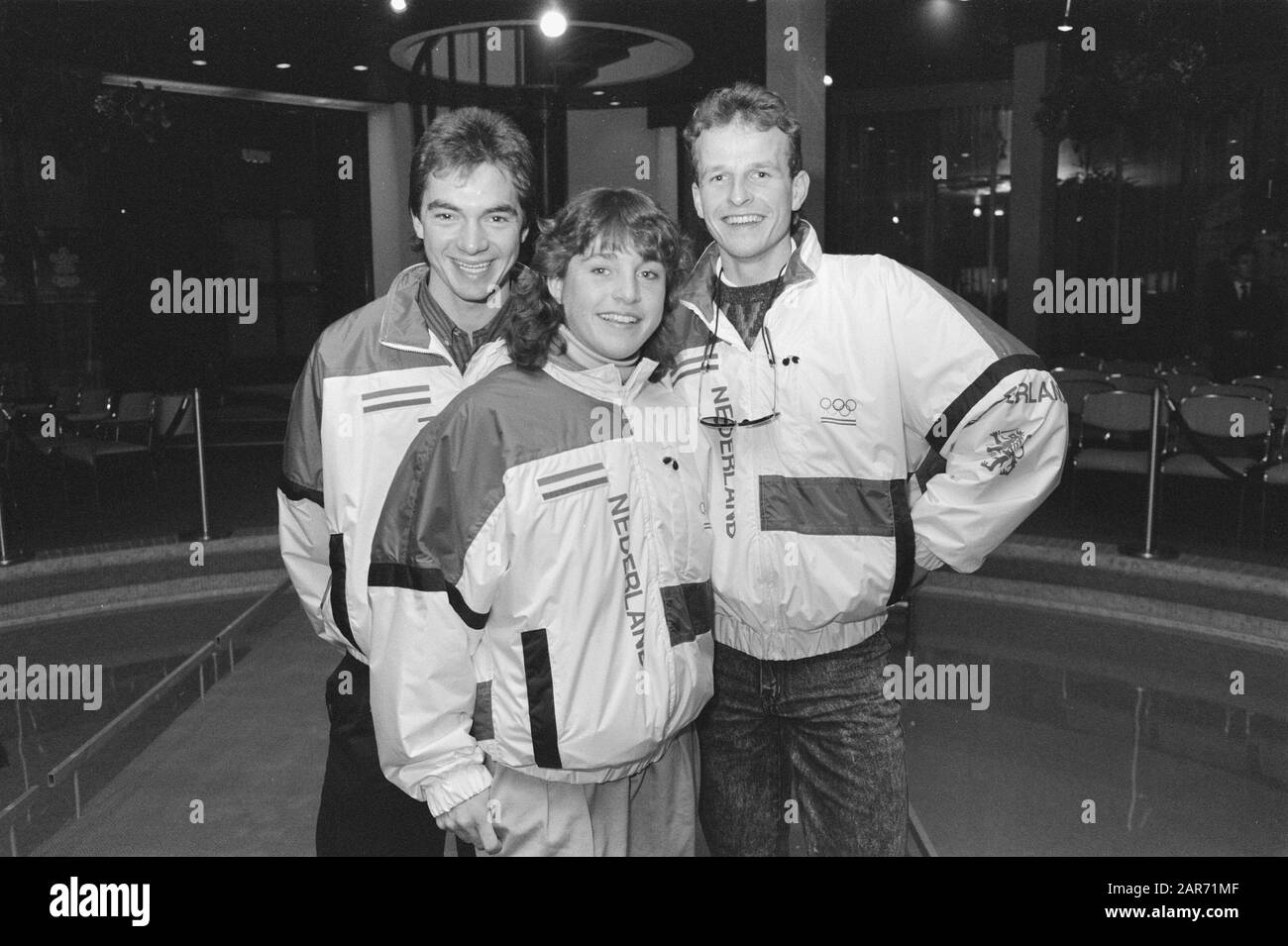 Équipe de patinage olympique présentée à Adam; par Hein Vergeer, Yvonne van Gennip et Leo visser dans les vêtements olympiques Date: 28 janvier 1988 lieu: Amsterdam, Noord-Holland mots clés: Portraits de groupe, patins, patineurs, nom De La Personne sportive: Gennip, Yvonne van, Vergeer, Hein, Fisherman, Leo Banque D'Images