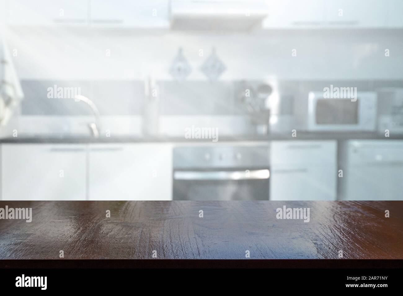 Arrière-plan image de la table en bois devant la cuisine brouillée abstraite Banque D'Images