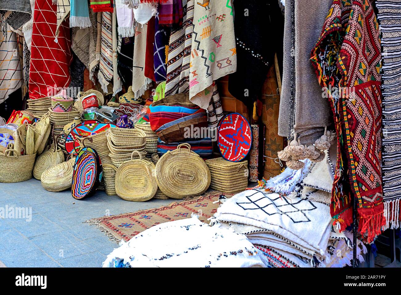 Tapis marocains aux couleurs vives à vendre dans la rue étroite de Rabat au Maroc avec un accent sélectif. Maroc Banque D'Images