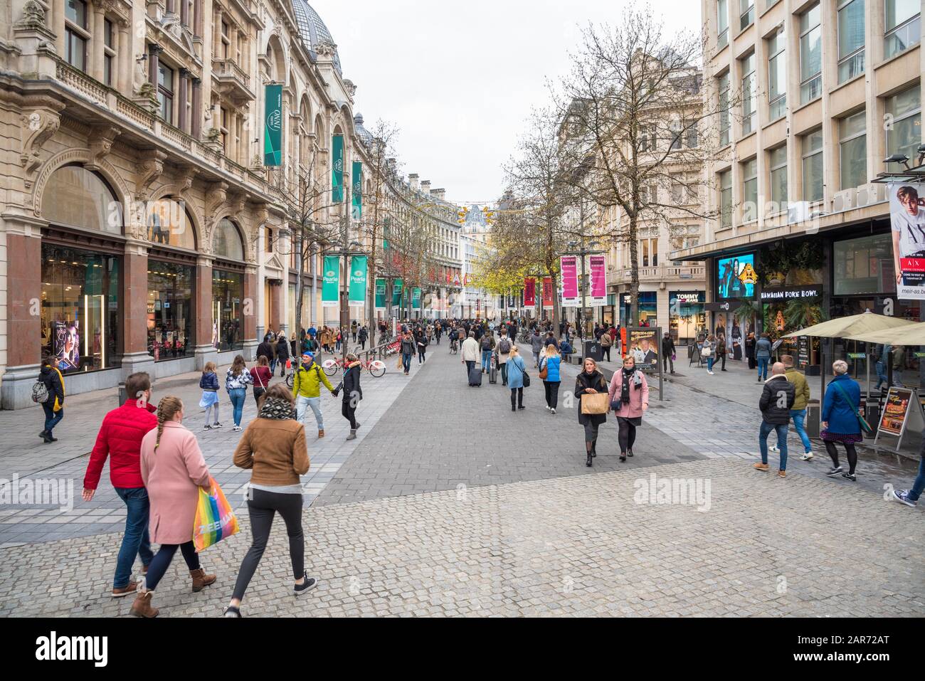 Vue sur Meir, la rue principale de fusillade d'Anvers - Belgique, bondée de personnes dans un matin d'hiver nuageux Banque D'Images