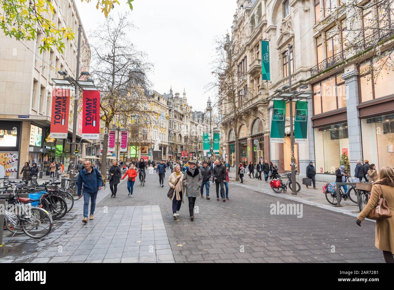 Les gens qui se promenent le long de Meir à Anvers, en Belgique, un matin d'hiver nuageux. Meir est la principale rue commerçante d'Anvers. Banque D'Images