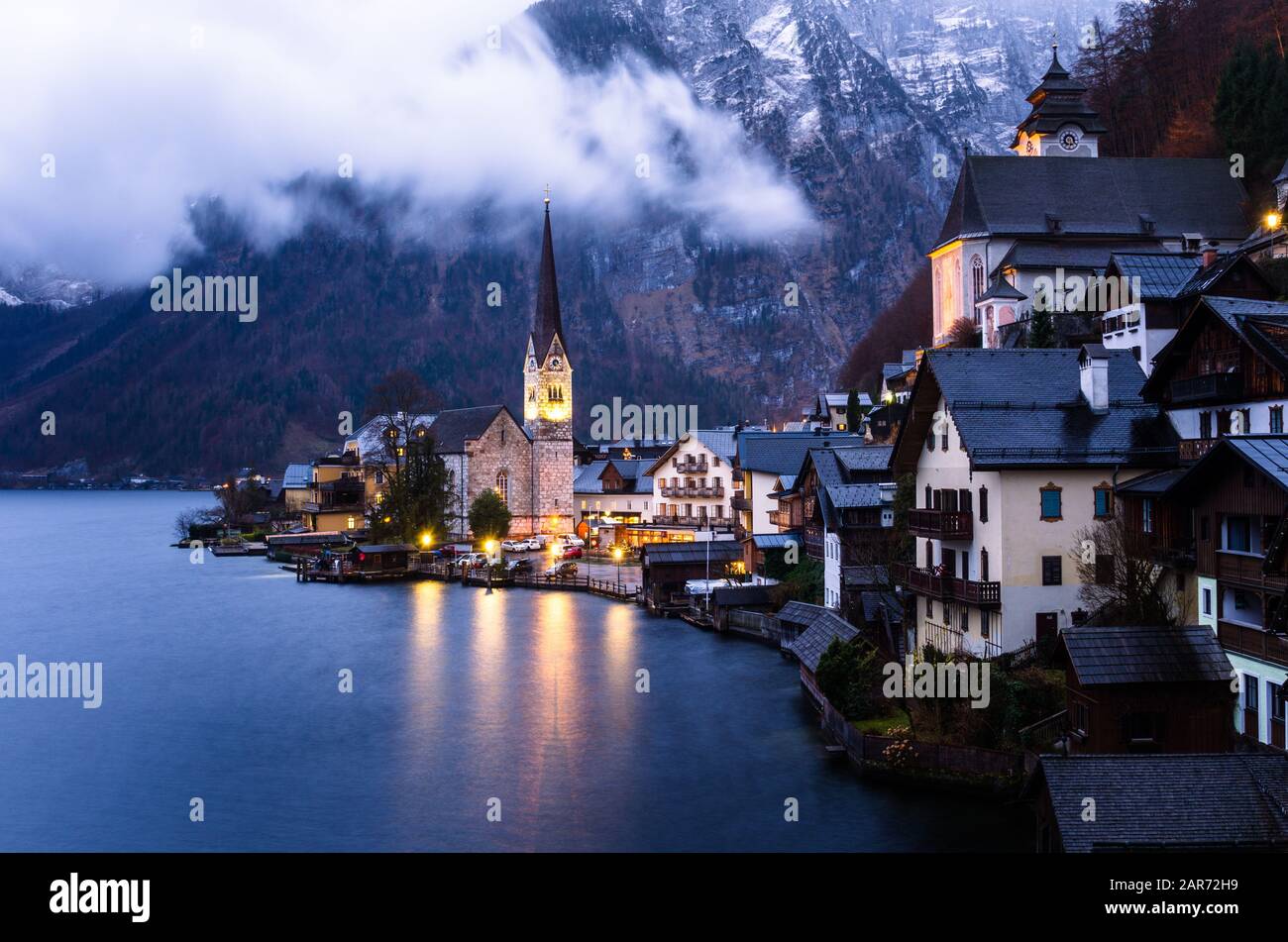 Vue classique sur la ville de Hallstatt au bord du lac au crépuscule en hiver Banque D'Images