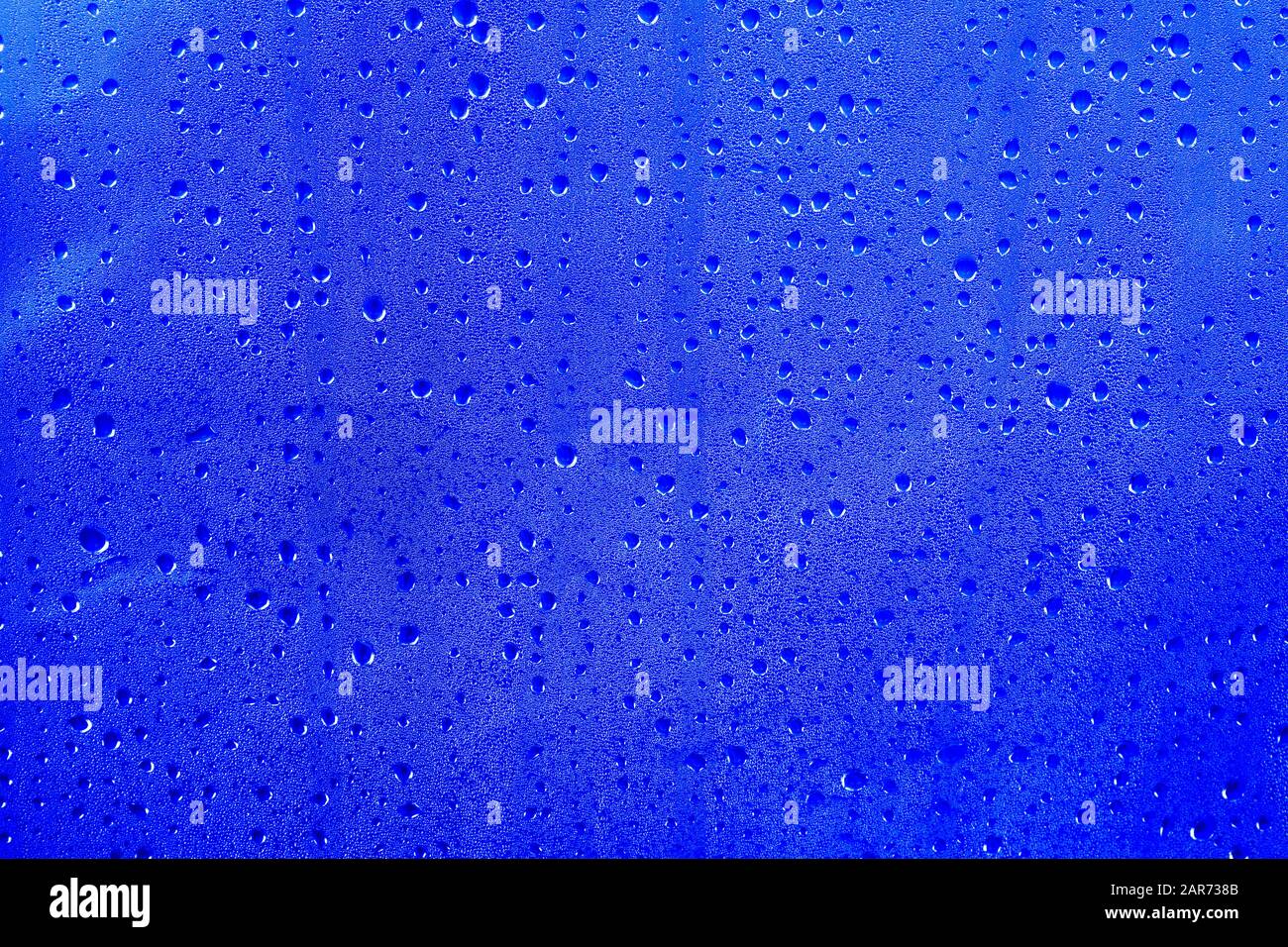 De nombreuses gouttes d'eau sur la condensation de surface bleu foncé. Texture d'arrière-plan abstraite. Gros plan. Banque D'Images