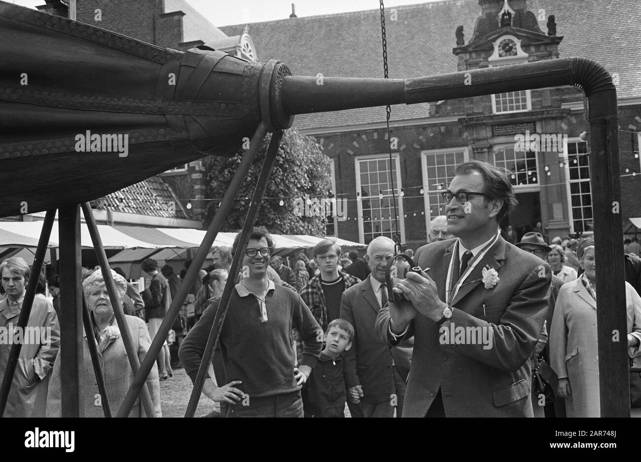 Dans la cour des Kloveniers- ou Stadsdoelen à Haarlem, l'écrivain Godfried Bomans a ouvert le 5ème marché des arts. C'était aussi la cinquième fois qu'il était autorisé à le faire. Une partie importante du produit est destinée à l'enfant handicapé à Haarlem et dans les environs. Après un bref discours d'ouverture, Godfried Bomans a aidé le forgeron ornemental sur le marché à alimenter le feu au moyen d'une grande galette de soufflage, après quoi les artistes sont allés travailler Annotation: Bomans à une énorme galette de soufflage Date: 7 juin 1968 lieu: Haarlem mots clés: auteurs, collections, art, marchés, ouvertures, écrivain Banque D'Images