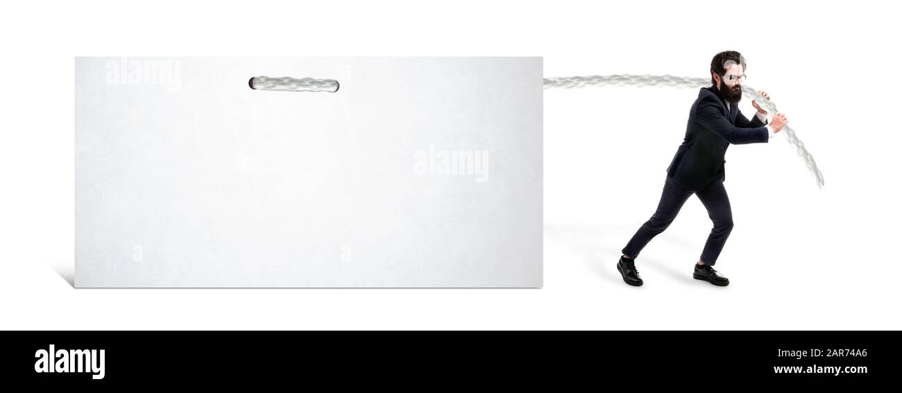 Homme d'affaires essayant de tirer la corde pour faire glisser la tâche lourde avec l'espace pour le texte, maquette panoramique Banque D'Images Homme d'affaires essayant de tirer la corde pour faire glisser la tâche lourde avec l'espace pour le texte, maquette panoramique Banque D'Images