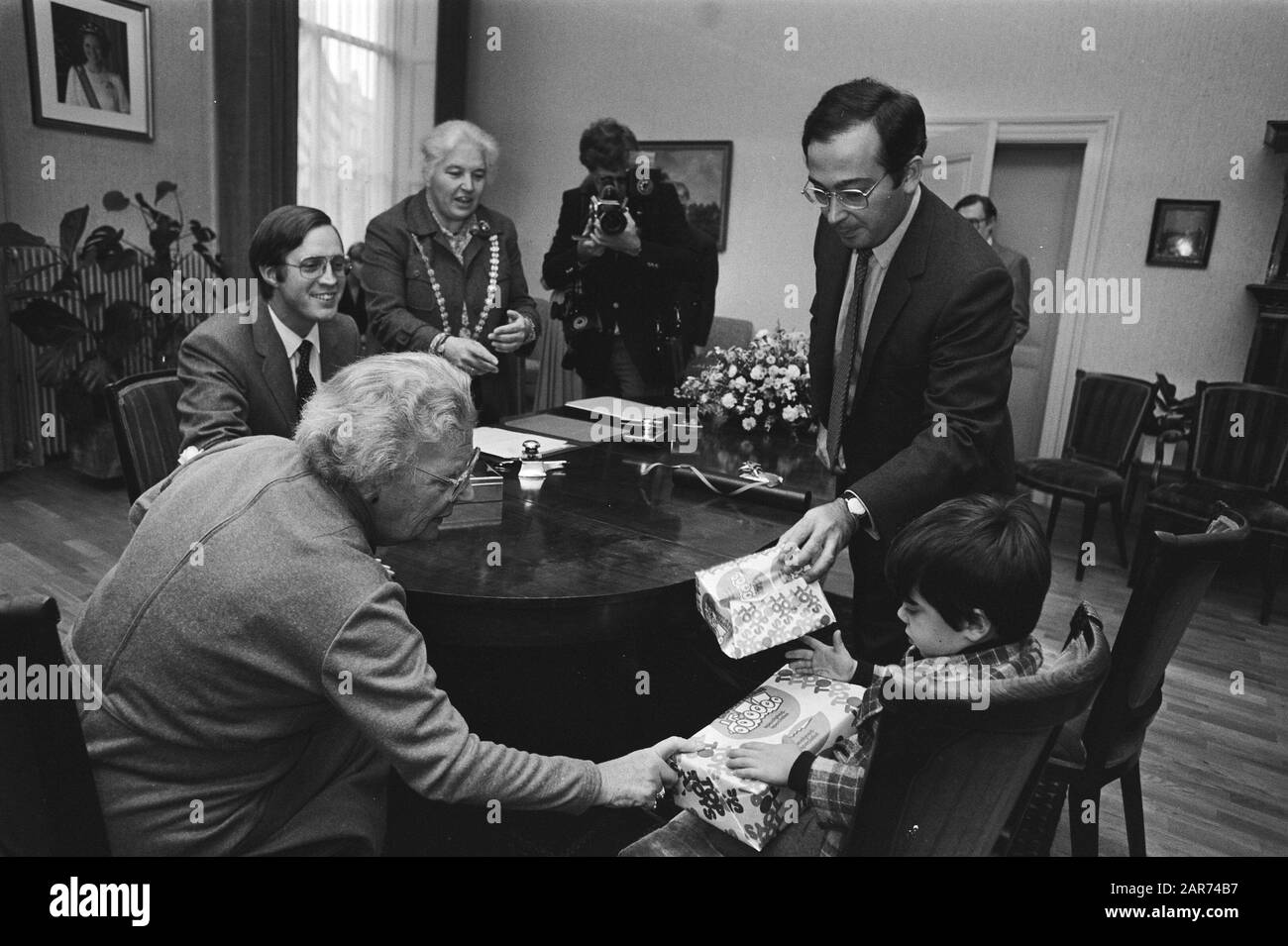 Déclaration de naissance d'une fille de Christina par Jorge Guillermo à l'Hôtel de Ville d'Utrecht Au premier plan de gauche à droite Princess Juliana, Bernardo et Jorge avec le don du maire Vos-van Gortel (milieu du dos) Date: 13 octobre 1981 lieu: Utrecht, Utrecht mots clés: Déclarations, princesses, mairie Nom personnel: Christina, princesse, Guillermo, Bernardo, Guillermo, Jorge, Juliana, princesse, vos-van Gortel, M.W.M. Banque D'Images