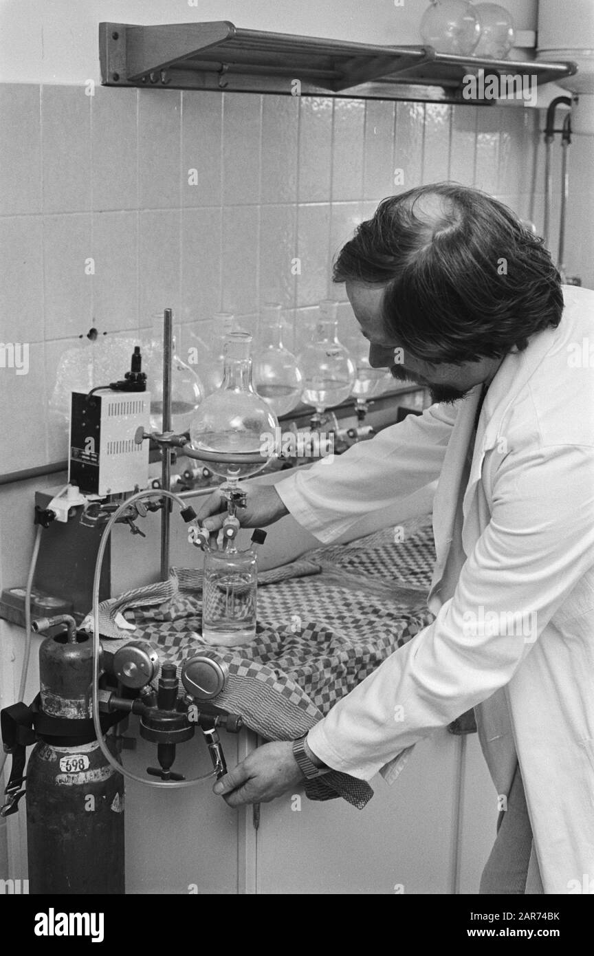 À divers endroits de Westland cette semaine, on a trouvé du bromure de méthyle agronomique dans l'eau potable, 15 images / Westland Date : 5 janvier 1981 mots clés : EAU potable, serres, agriculture Nom personnel : bromure de méthyle Banque D'Images
