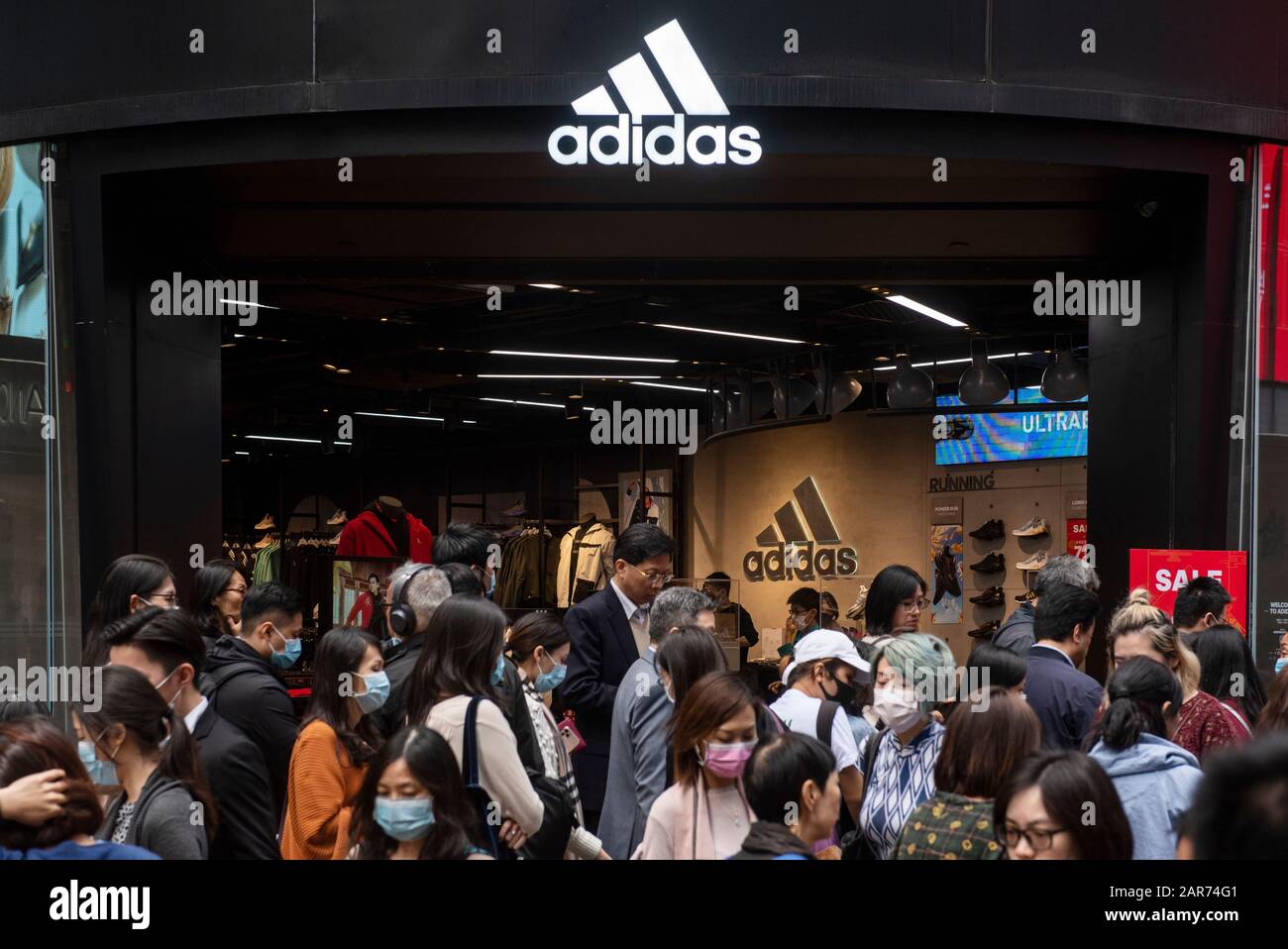 Magasin de vêtements de multinationale allemande et logo Adidas vu à Hong Kong. Banque D'Images