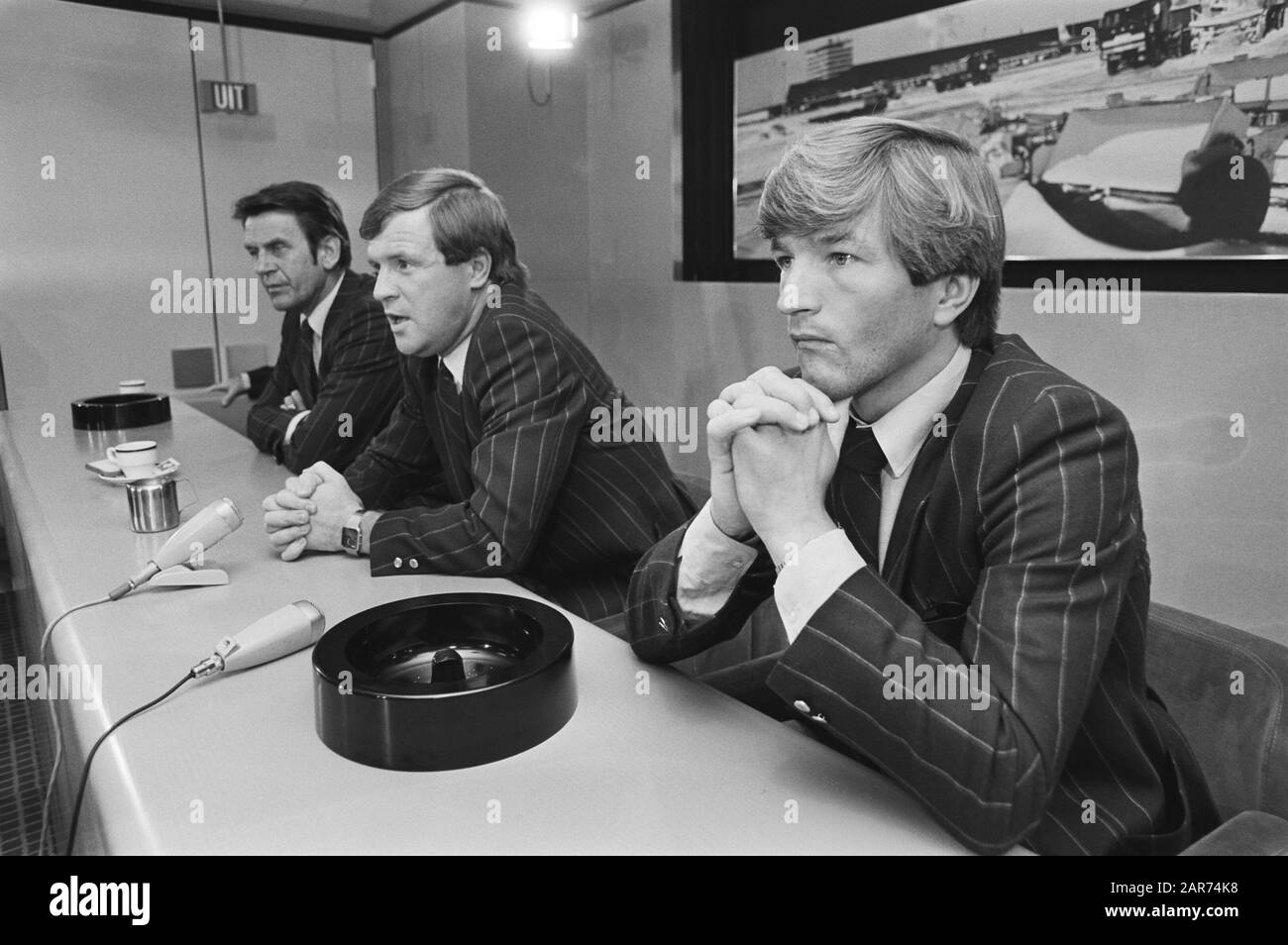 À Schiphol ce matin, l'équipe néerlandaise a retourné la mini-coupe du monde en Uruguay, v.l.n.n. Zwartkruis, Vilé et Peters Date: 8 janvier 1981 lieu: Noord-Holland, Schiphol mots clés: Elftallens, conférences de presse, sports, football Nom personnel: Vilé, Eric Banque D'Images