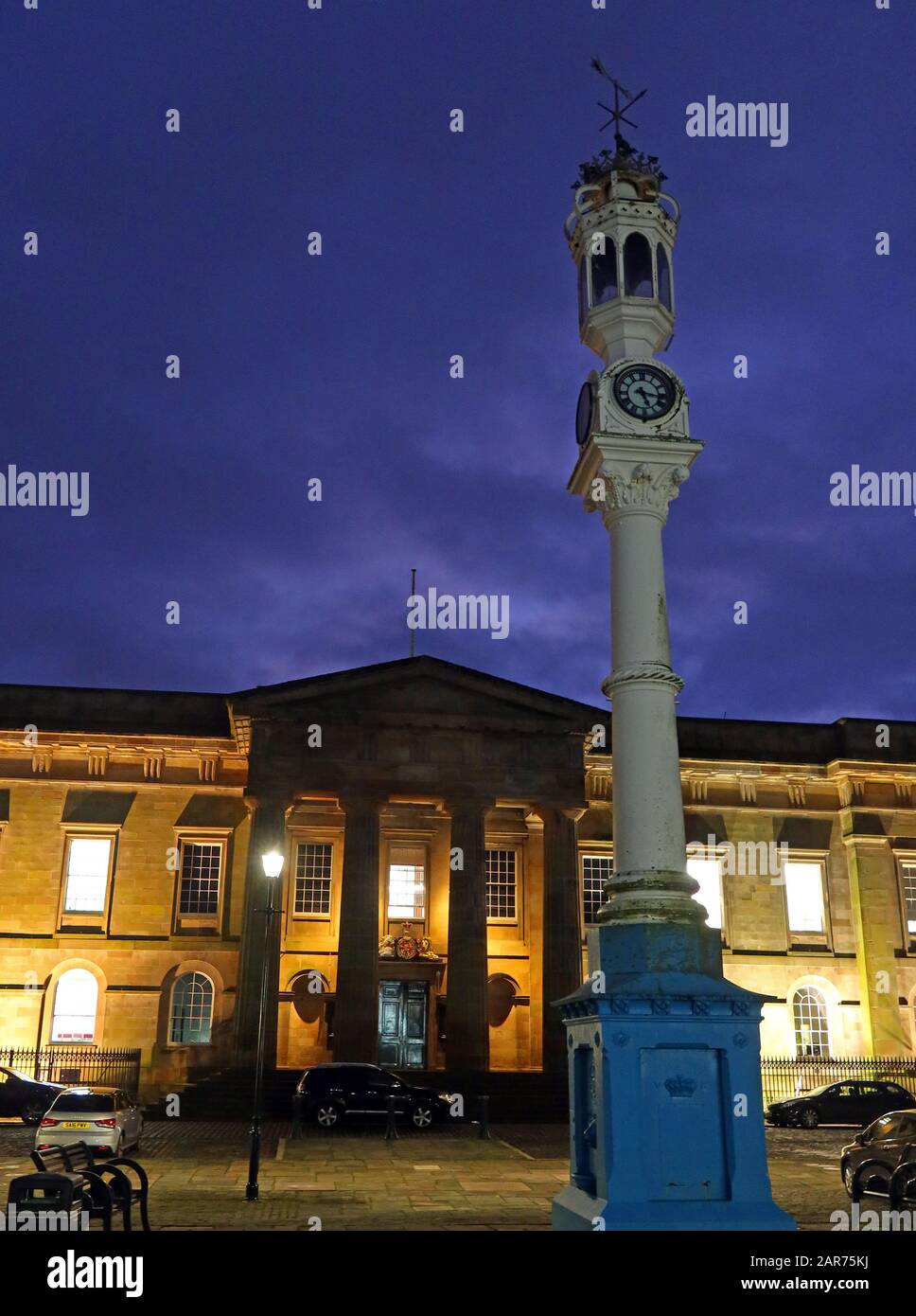 Maison historique des douanes du port et tour de l'horloge publique, terminal de ferry de Custom House Quay, Greenock , Inverclyde, Ecosse, Royaume-Uni au crépuscule Banque D'Images