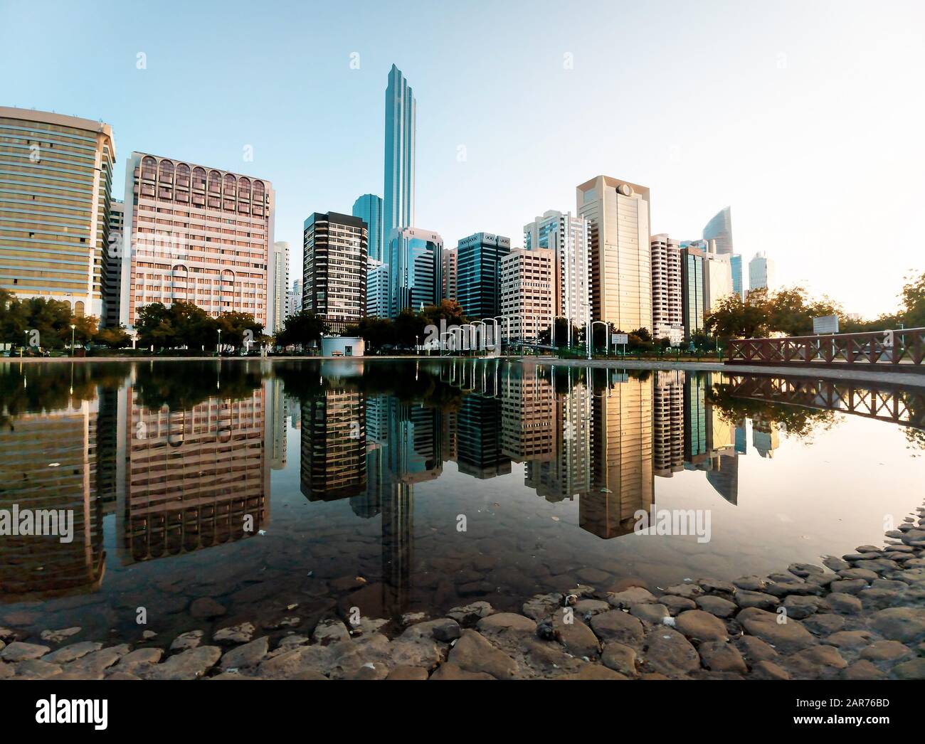 Le paysage urbain du centre-ville d'Abu Dhabi se reflète dans l'eau du parc du lac Banque D'Images