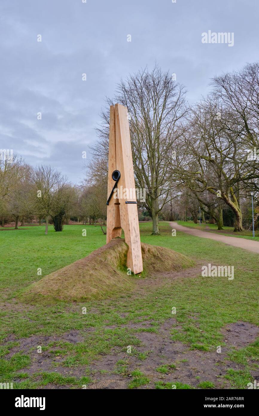 Une sculpture géante en bois à clous de girofles dans le parc Queen Elizabeth Grantham Lincolnshire Banque D'Images
