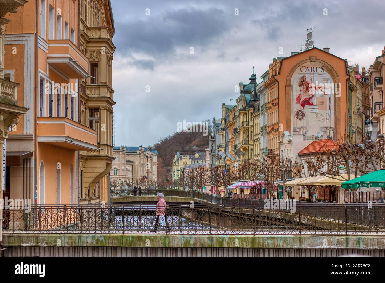 Karlovy Vary, République tchèque 24 janvier 2020 - la ville de Karlovy Vary, promenade d'hiver le matin au-dessus du pont fluvial Banque D'Images