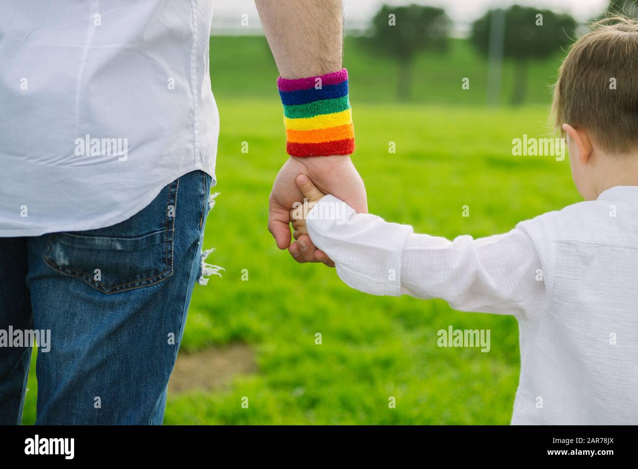 Père et fils tenant les mains. Concept paternel Banque D'Images
