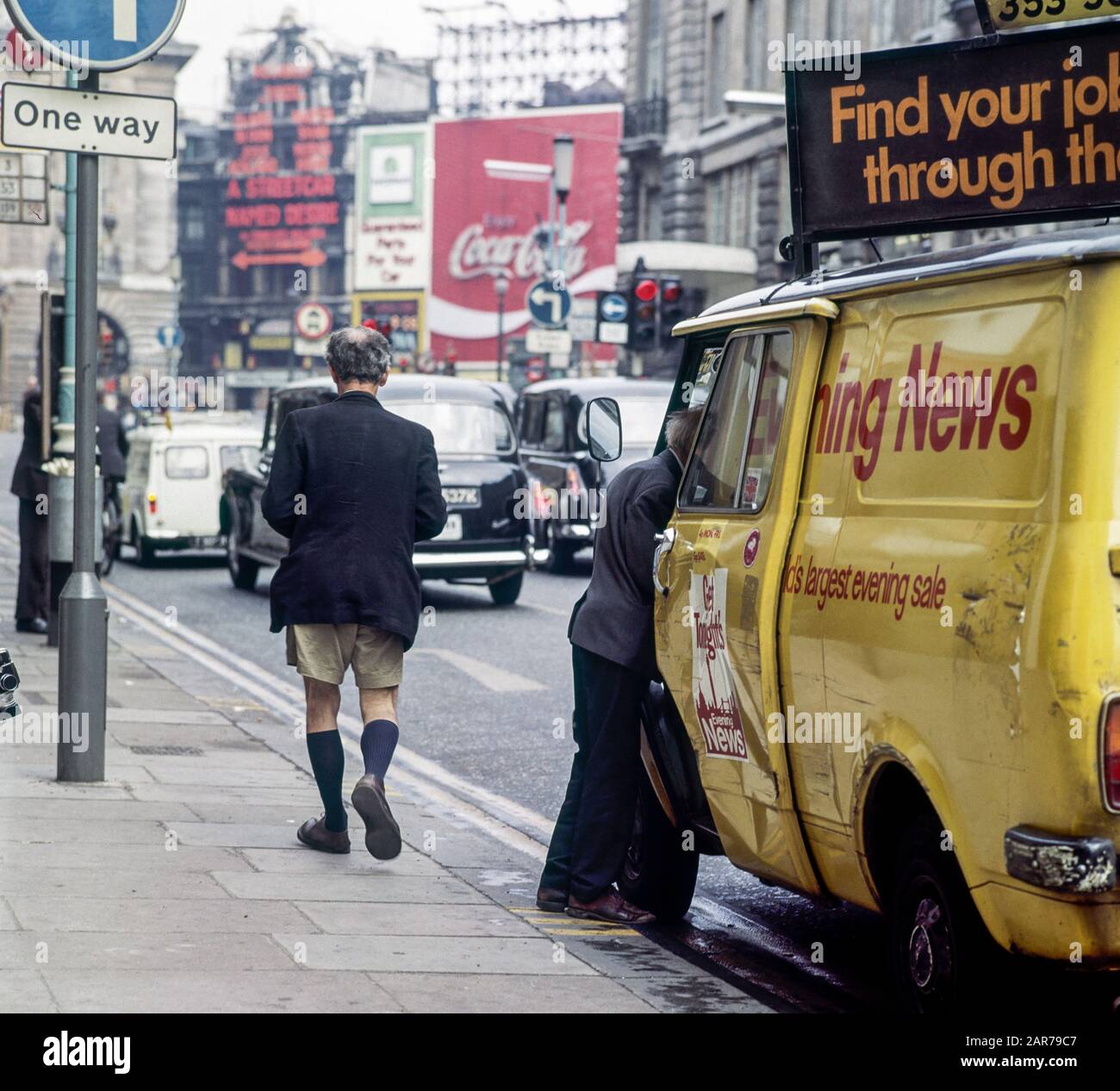 Londres 1970, vue arrière de l'homme avec Bermuda, camion de livraison de papier Evening News, Fleet Street, Angleterre, Royaume-Uni, GB, Grande-Bretagne, Banque D'Images
