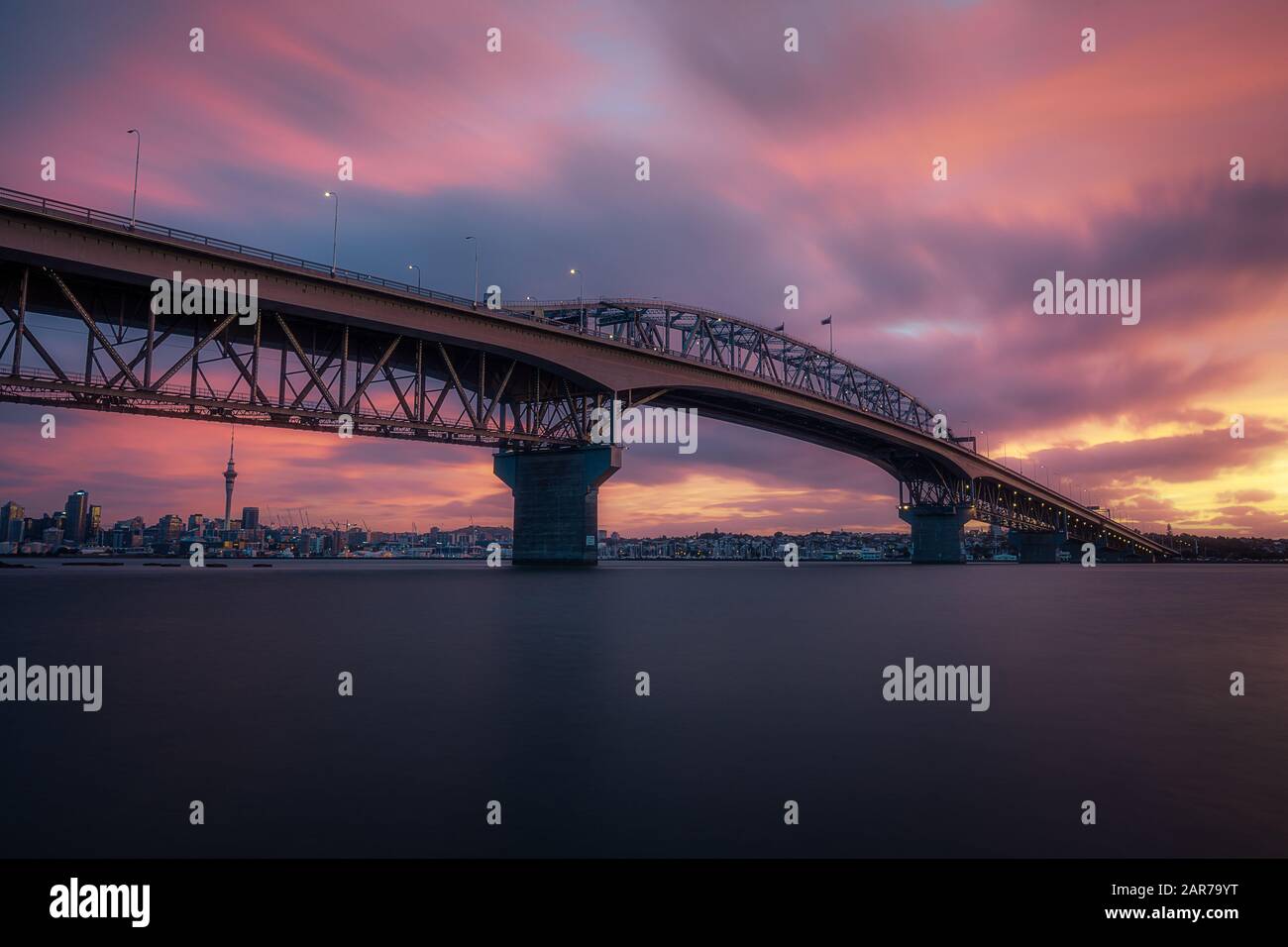Coucher de soleil sur le pont du port d'Auckland, Nouvelle-Zélande Photo  Stock - Alamy