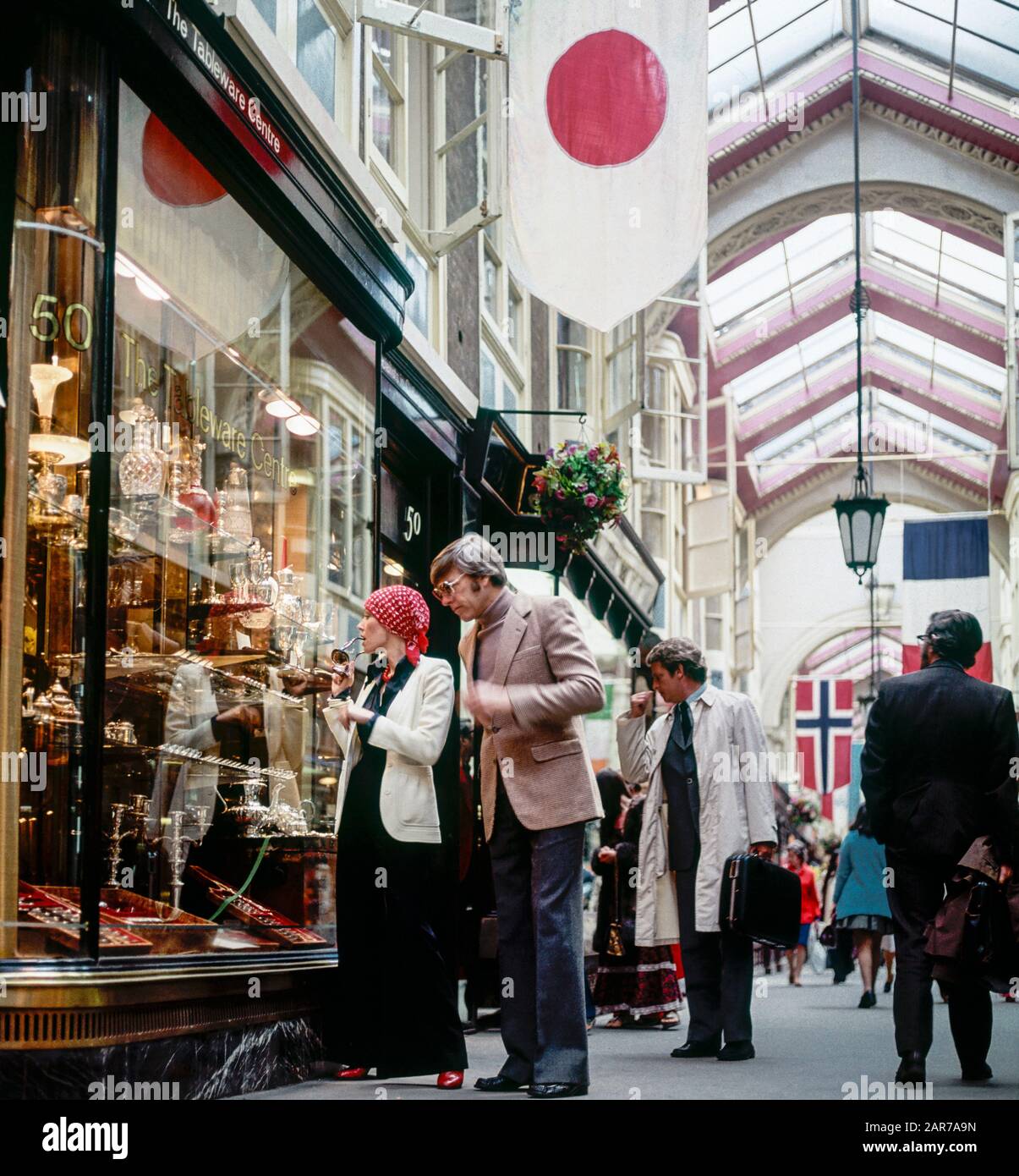 Londres 1970, élégant couple mature shopping pour la vaisselle, Burlington Arcade, Piccadilly, Mayfair, Angleterre, Royaume-Uni, GB, Grande-Bretagne, Banque D'Images